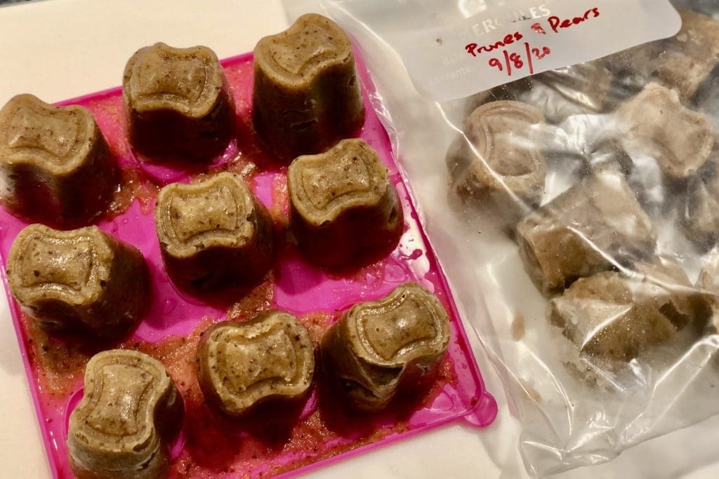 removing baby food into snap bags